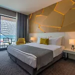 מלון Nyota & Conference Center 4*