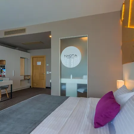 Nyota & Conference Center 4*