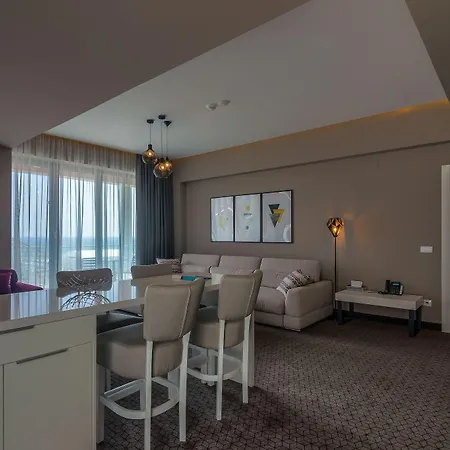 מלון Nyota & Conference Center 4*