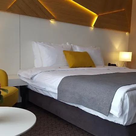מלון Nyota & Conference Center 4*