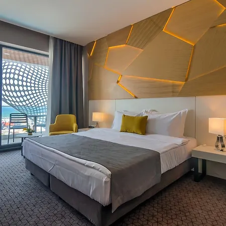 מלון Nyota & Conference Center 4*