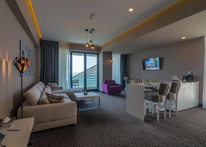 Nyota & Conference Center Hotel 4*